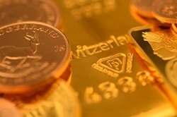 Weaker dollar sees gold back above $2,000